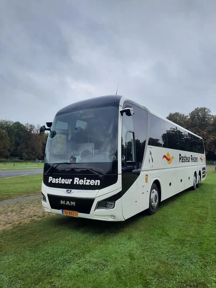 MAn 62seater