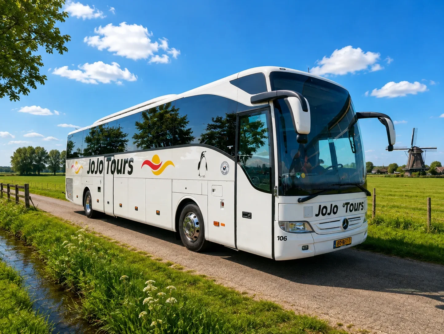 Bus 106, Mercedes touringcar met 52 zitplaatsen van JoJo Tours