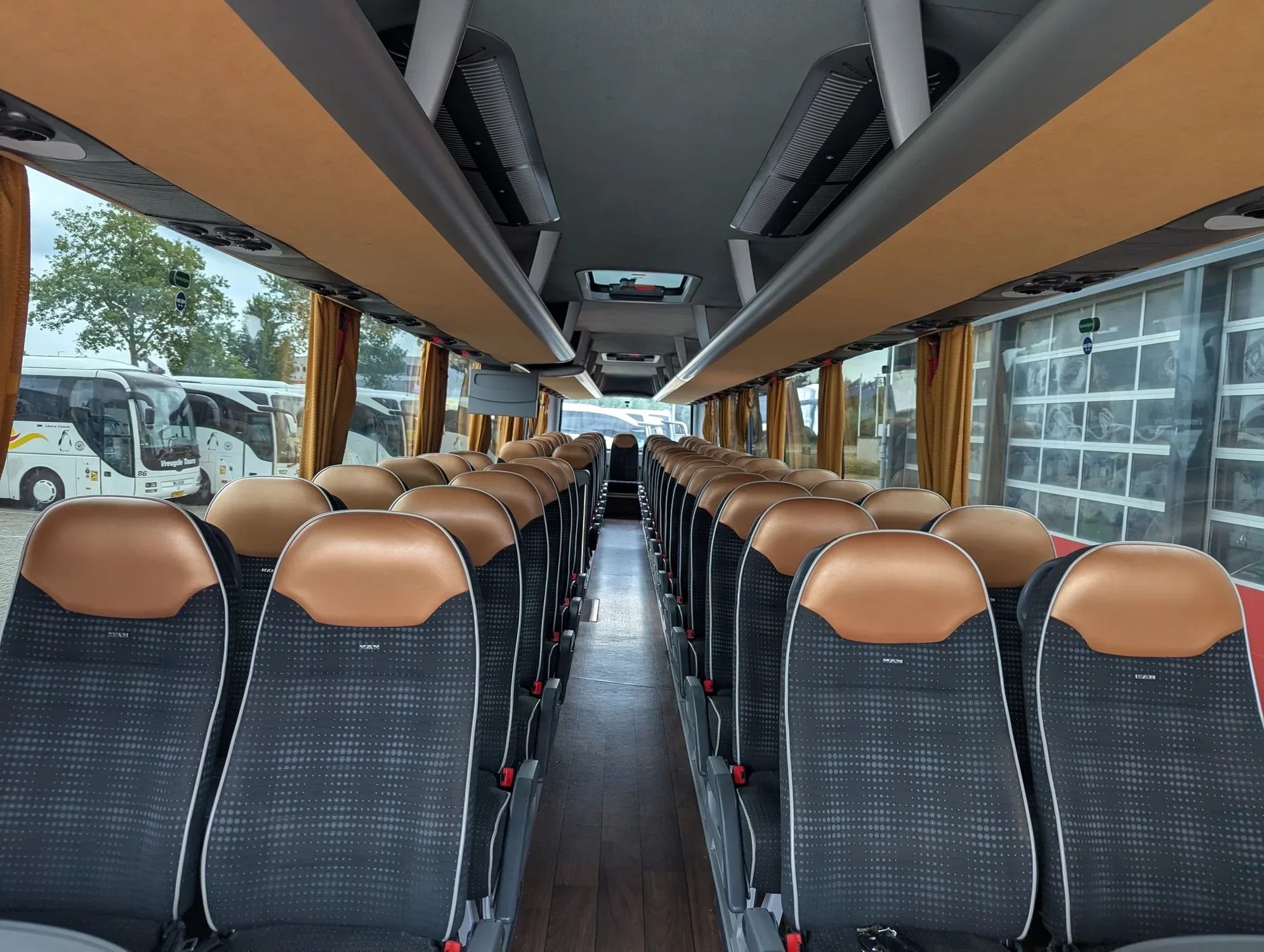 Interieur van bus 95 met 62 zitplaatsen