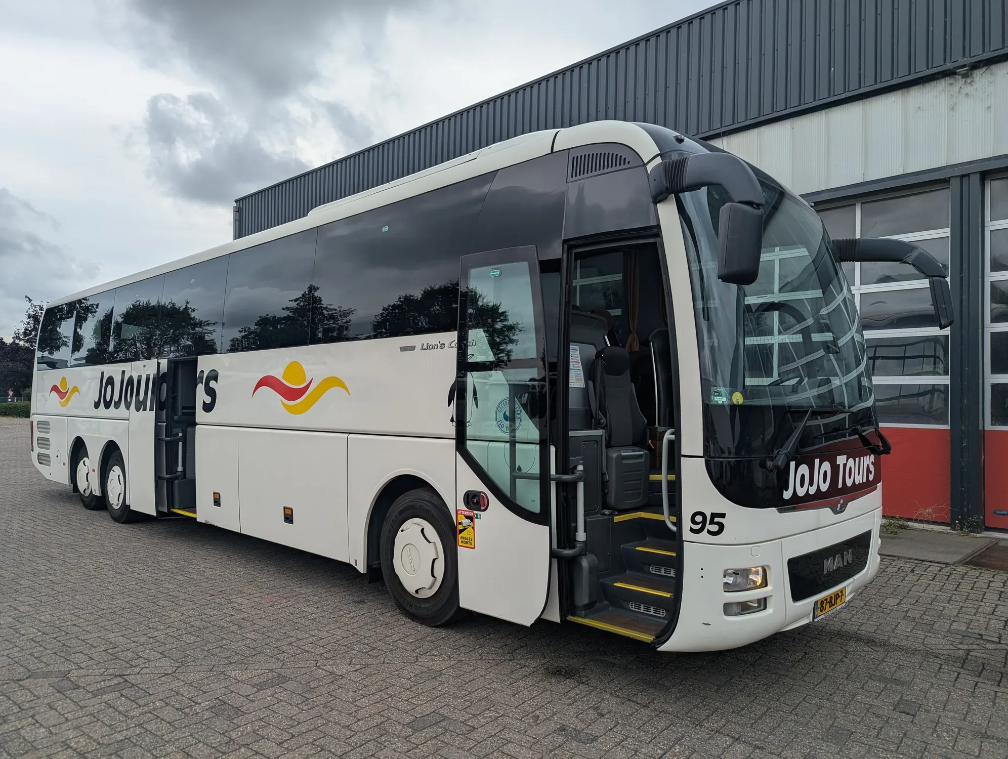 Bus 95 van JoJo Tours met geopende deur