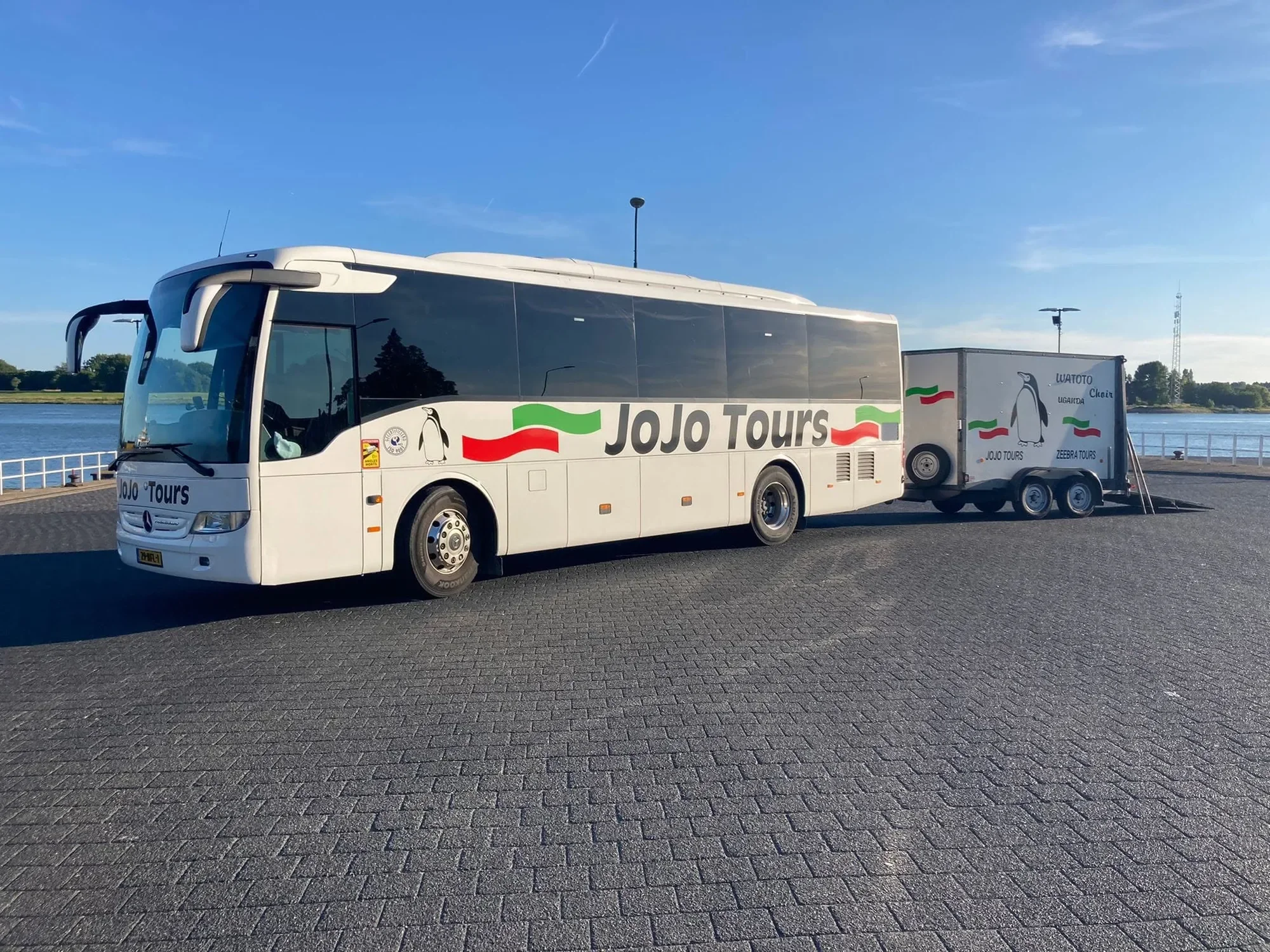 Touringcar van JoJo Tours met aanhanger