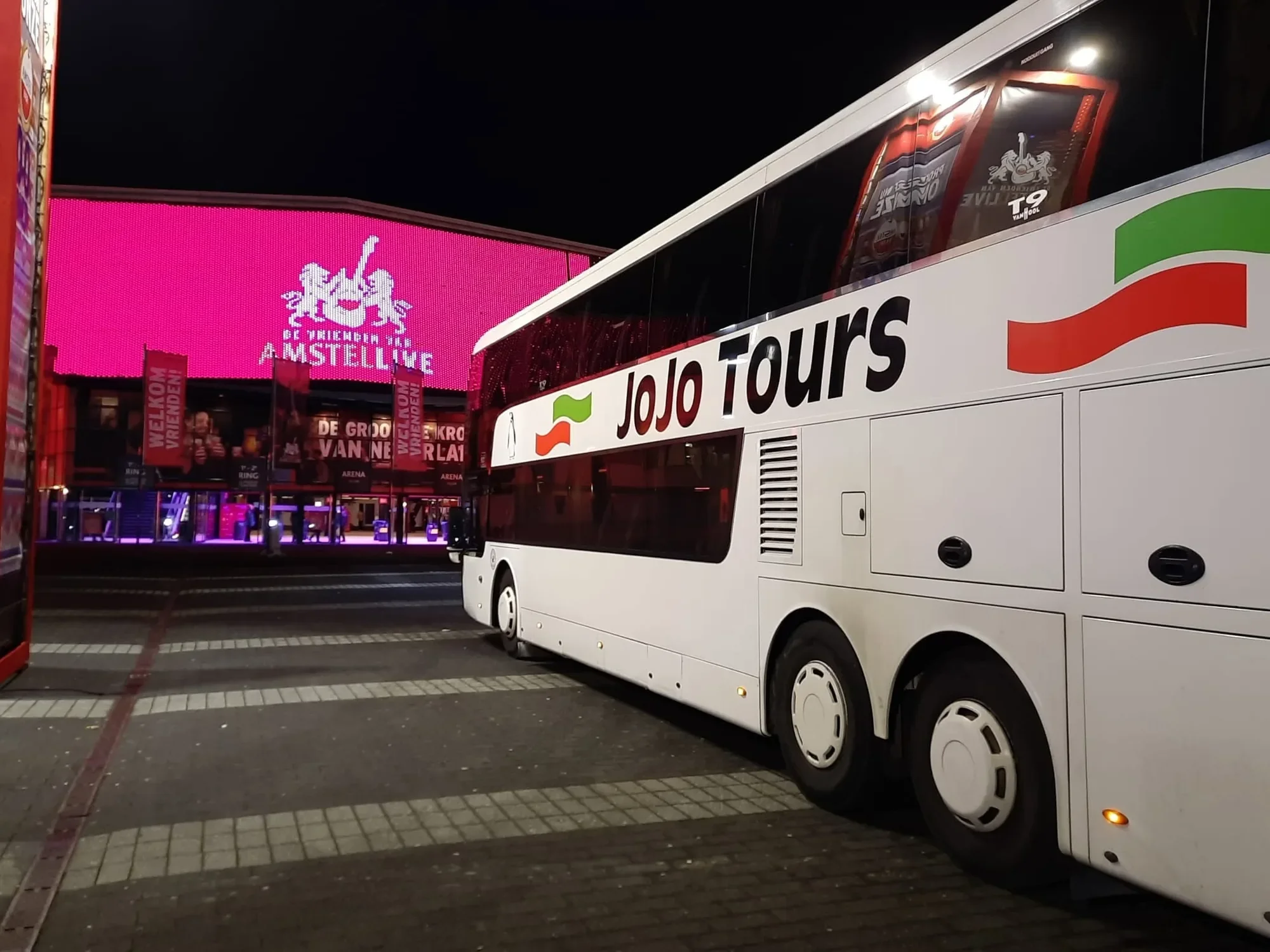 Dubbeldekker van JoJo Tours bij een groot evenement Dubbeldekker van JoJo Tours bij een groot evenement
