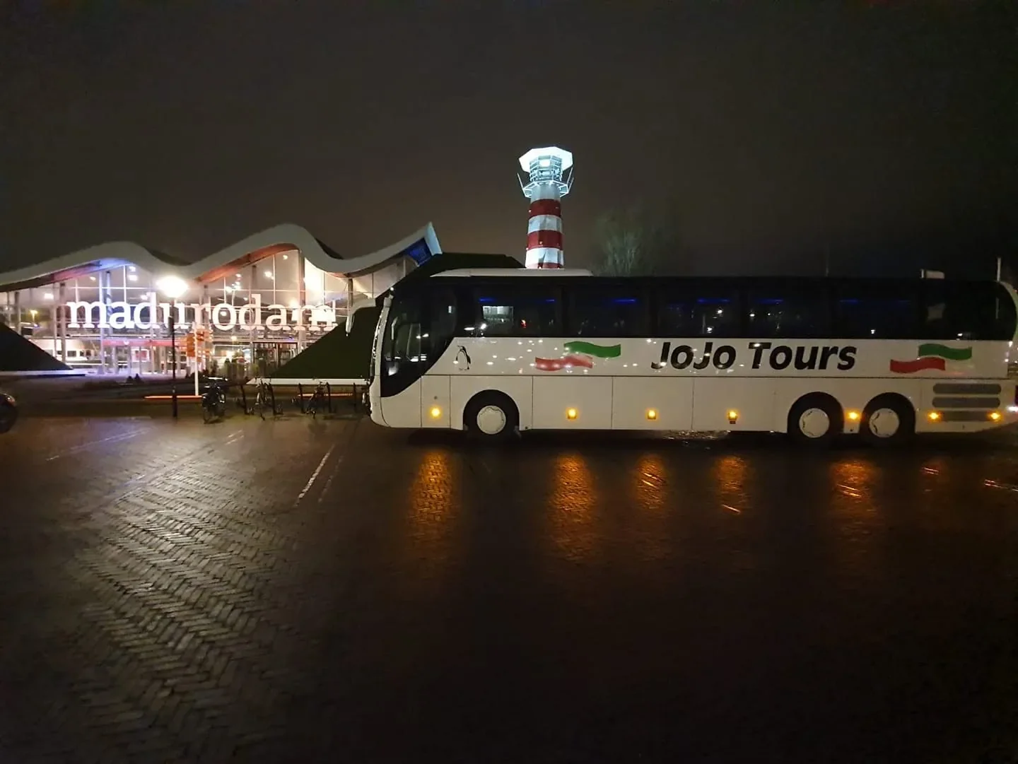 Touringcar van JoJo Tours bij Madurodam