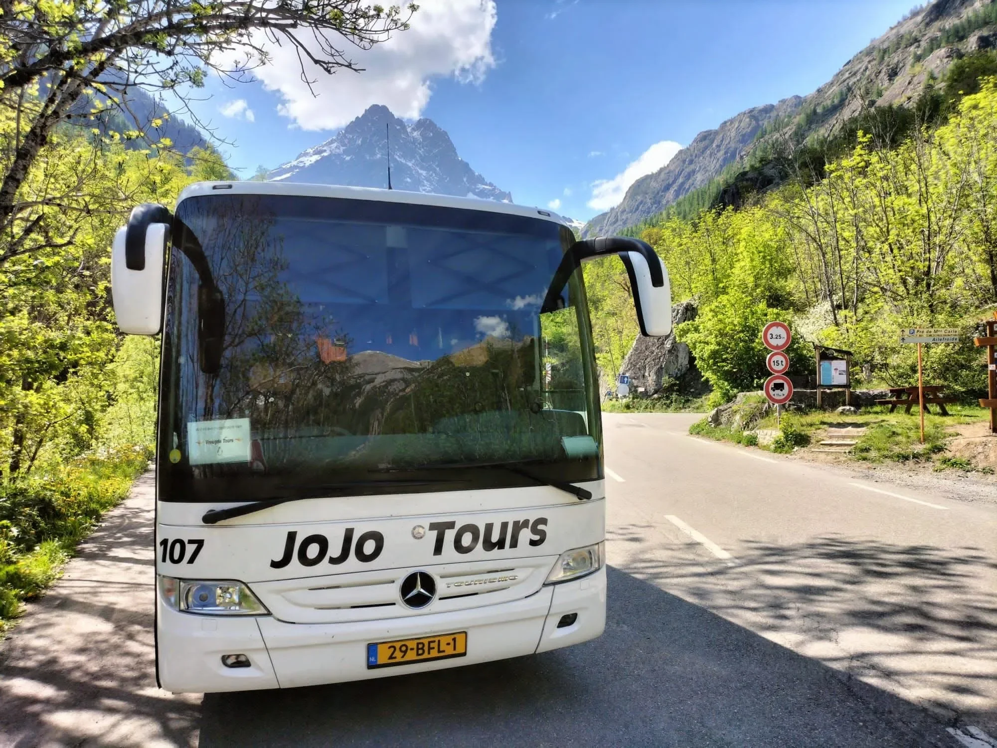 Touringcar van JoJo Tours in de Franse Alpen