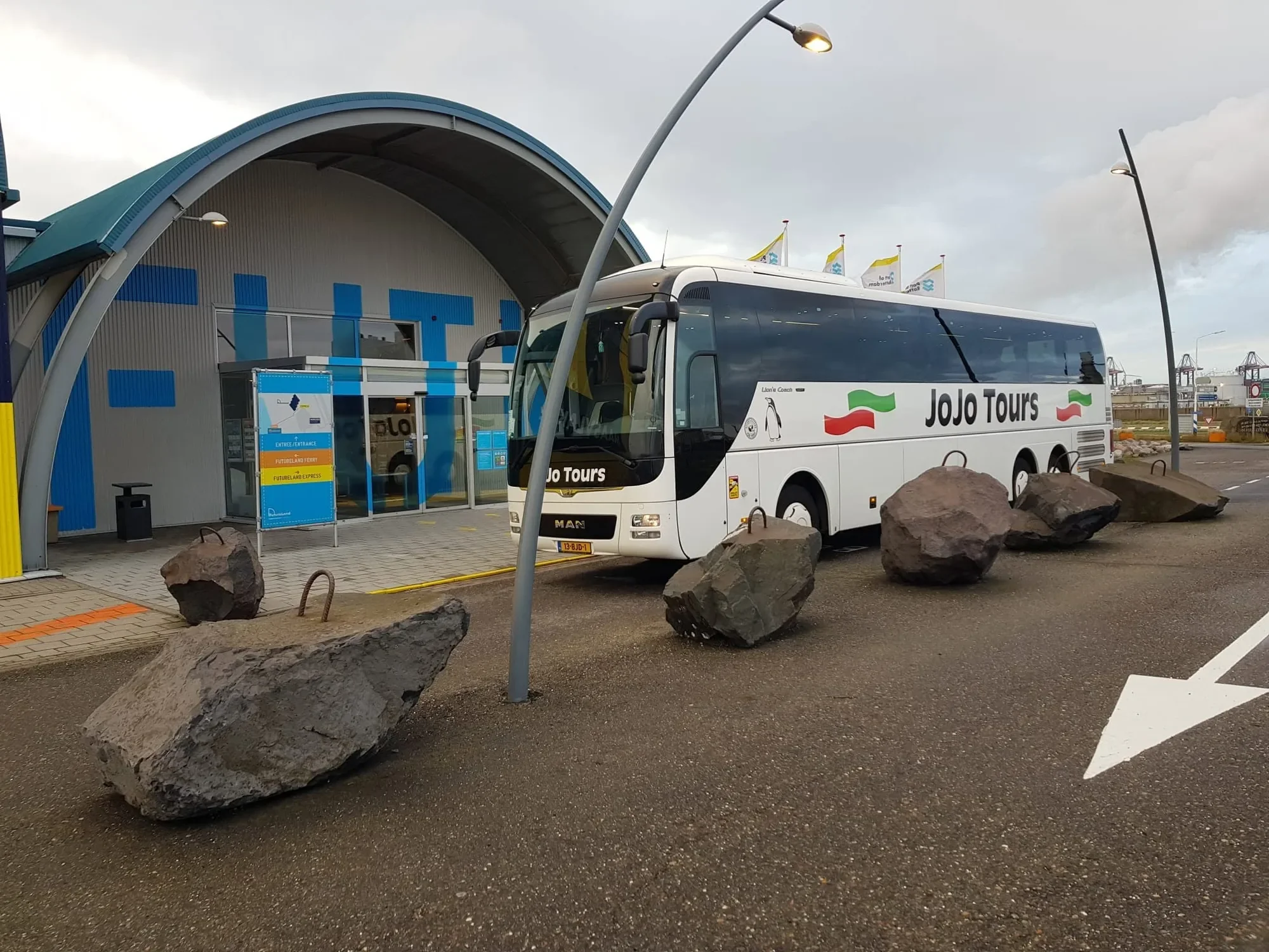 Touringcar van JoJo Tours op de Maasvlakte