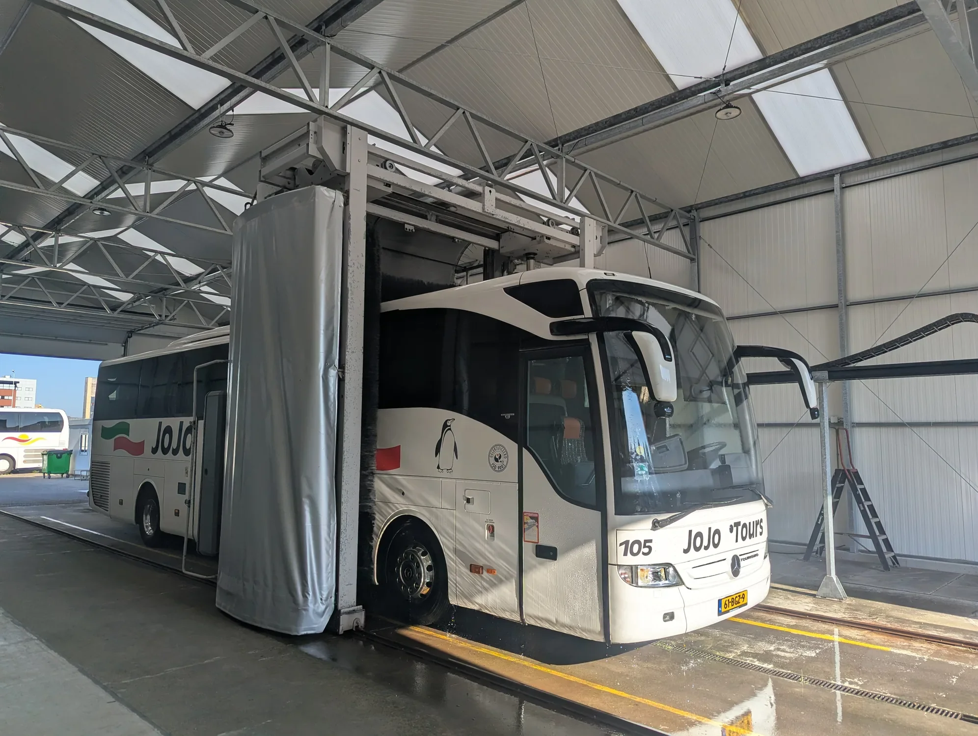 Touringcar in de wasstraat van JoJo Tours in Vlaardingen